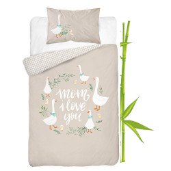 Bambus Sengetøj Geese, Bejge med gæs og skrift “Mom I Love You” fra Sleeptime.dk