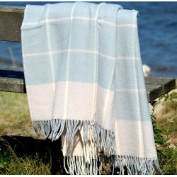 Blød uldplaid i blå og lyse pink – skandinavisk kvalitet