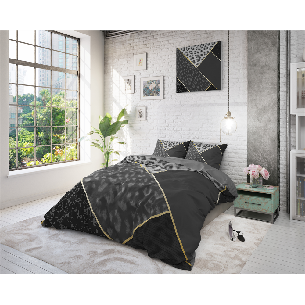 Sengesæt Panther Vibe Anthracit i 100% bomuld med et mønstret imiteret patchwork med fragmenter af et leopardskindsmønster