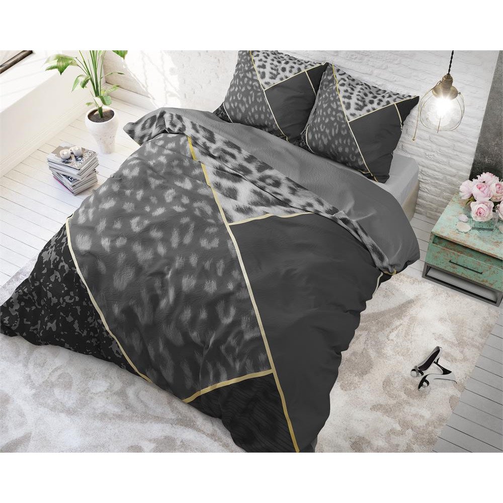 Sengesæt Panther Vibe Anthracit i 100% bomuld med et mønstret imiteret patchwork med fragmenter af et leopardskindsmønster