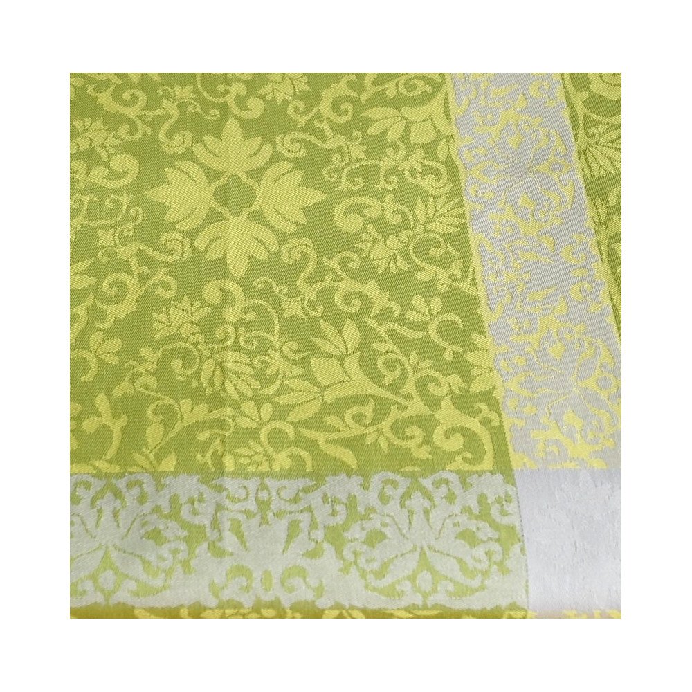 Smuk grøn dug med klassisk damaskdesign og lys kontrastkant.