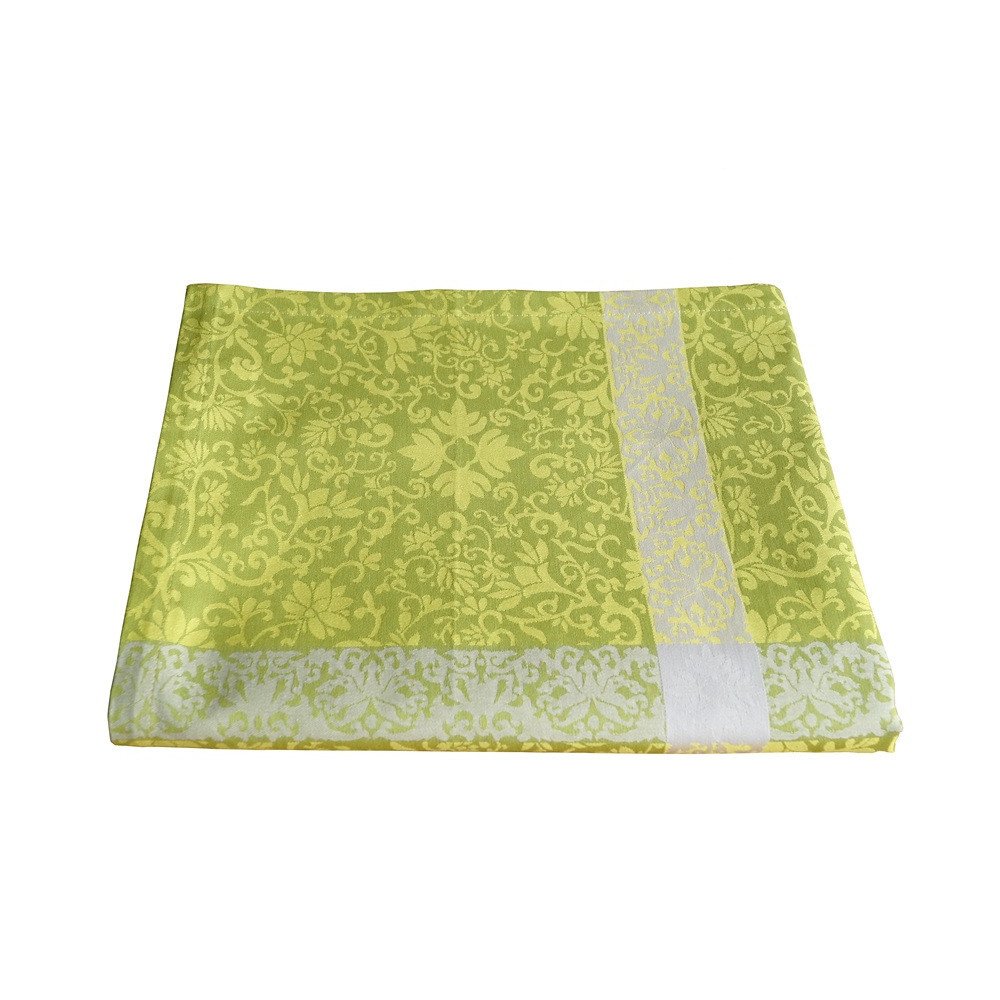Smuk grøn dug med klassisk damaskdesign og lys kontrastkant.