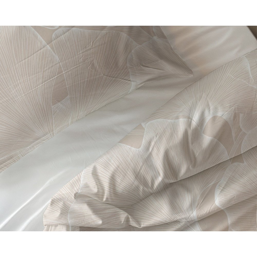 Ginkgo Whisper sengesæt, sandfarvet med et ginkgobladmønster,