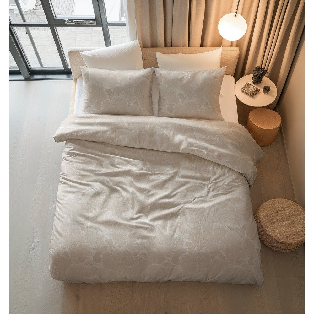 Ginkgo Whisper sengesæt, sandfarvet med et ginkgobladmønster,