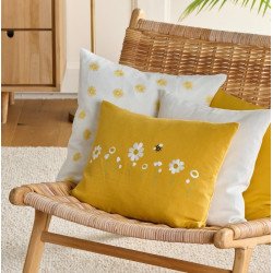 Broderet pudebetræk med margueritter & bi – Honeybee