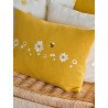 Broderet pudebetræk med margueritter & bi – Honeybee