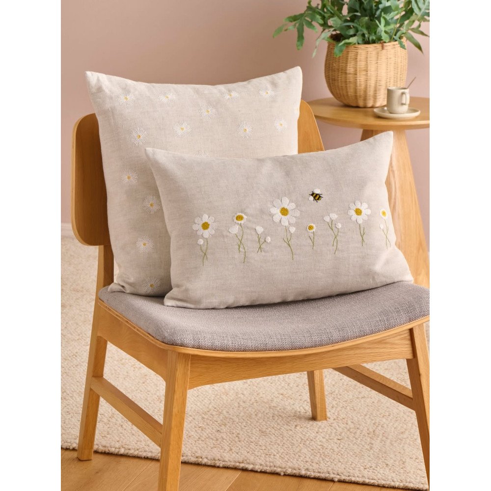 Broderet pudebetræk med margueritter & bi – Honeybee