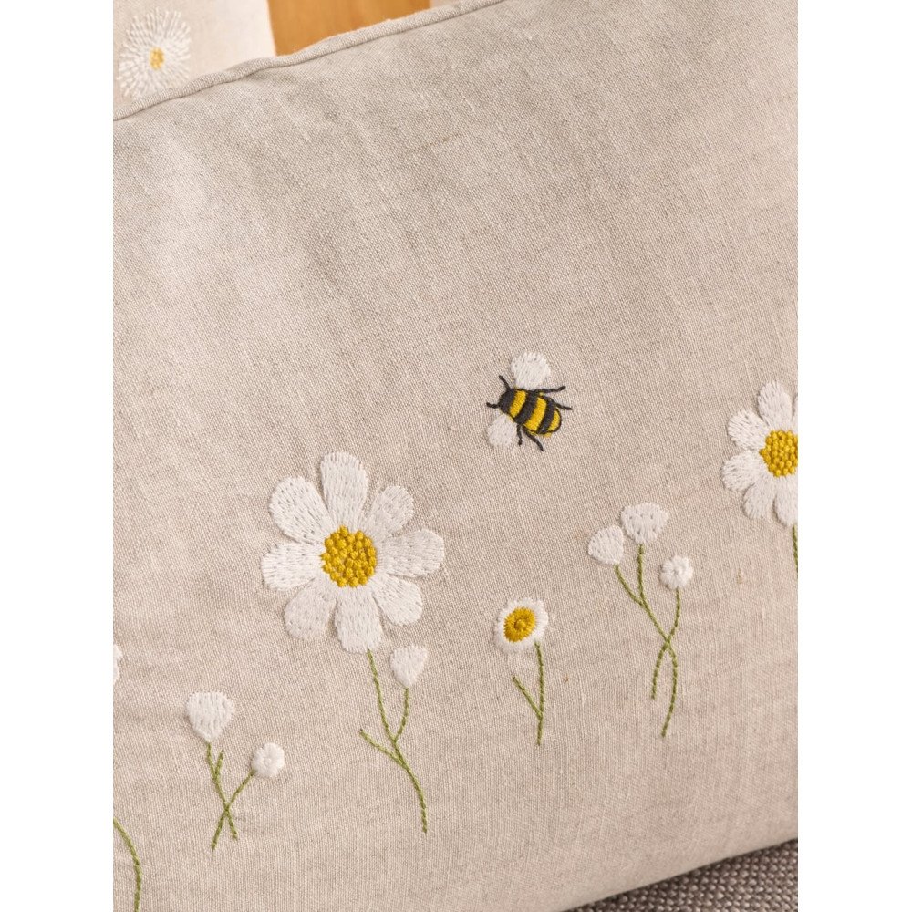 Broderet pudebetræk med margueritter & bi – Honeybee